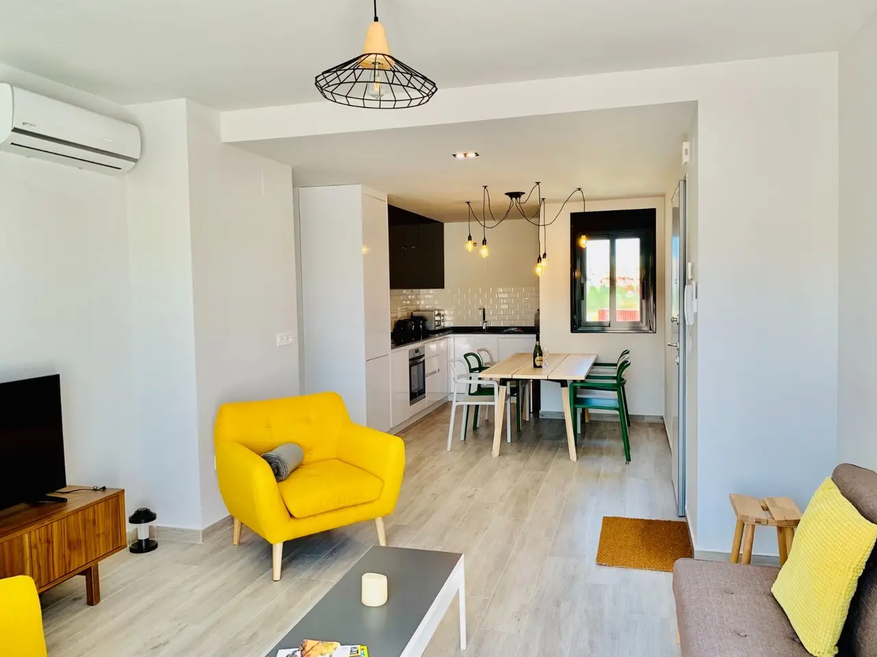 165eaa8c8a6f1e9ee979_xlarge-2